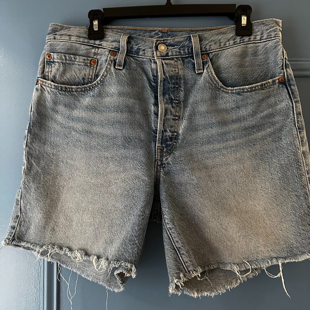 Levi's 501® Mid Thigh Denim Shorts in Fun Flare Lightweight Size 31